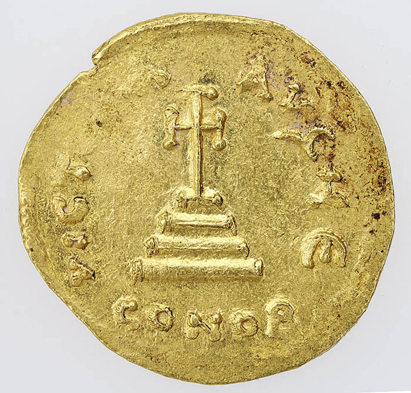 The reverse of a gold coin with a cross on a base and three steps, surrounded by inscriptions.